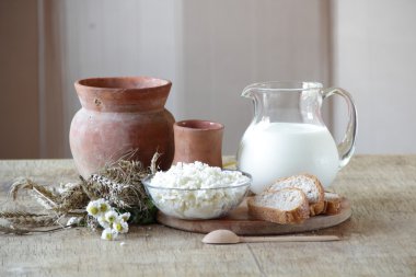 Şeffaf sürahi ve süzme peynir süt