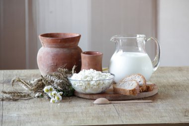 Şeffaf sürahi ve süzme peynir süt