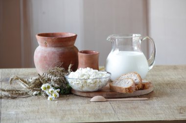 Şeffaf sürahi ve süzme peynir süt