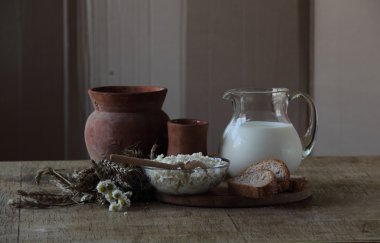 Şeffaf sürahi ve süzme peynir süt