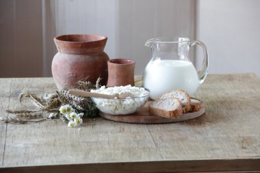 Şeffaf sürahi ve süzme peynir süt