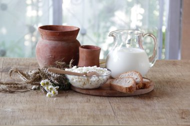 Şeffaf sürahi ve süzme peynir süt