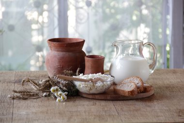 Şeffaf sürahi ve süzme peynir süt