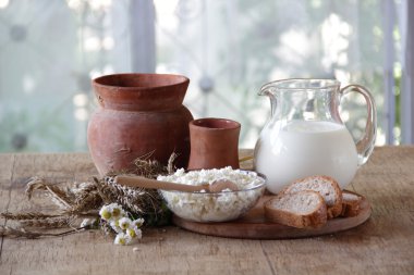 Şeffaf sürahi ve süzme peynir süt