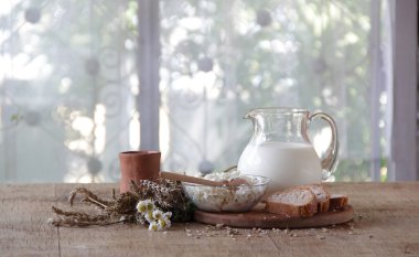 Şeffaf sürahi ve kırsal süzme peynir süt