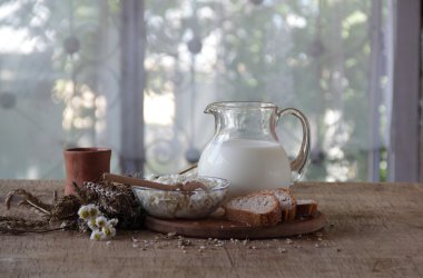 Şeffaf sürahi ve süzme peynir süt