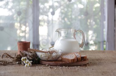 Şeffaf sürahi ve süzme peynir süt