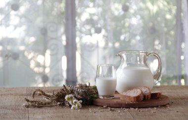 Şeffaf bir sürahi süt 