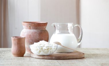 Şeffaf sürahi ve süzme peynir süt