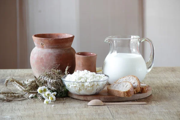 Şeffaf sürahi ve süzme peynir süt