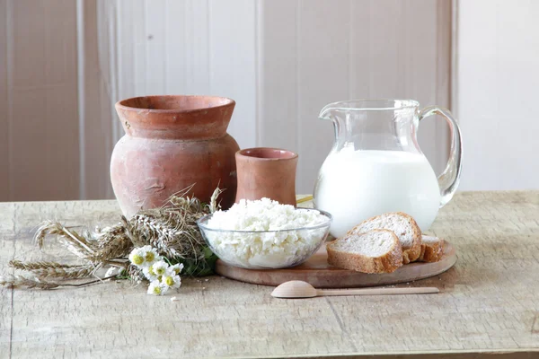 Şeffaf sürahi ve süzme peynir süt