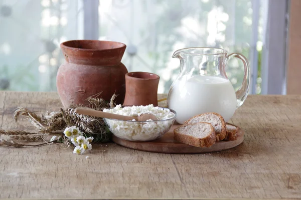 Şeffaf sürahi ve süzme peynir süt