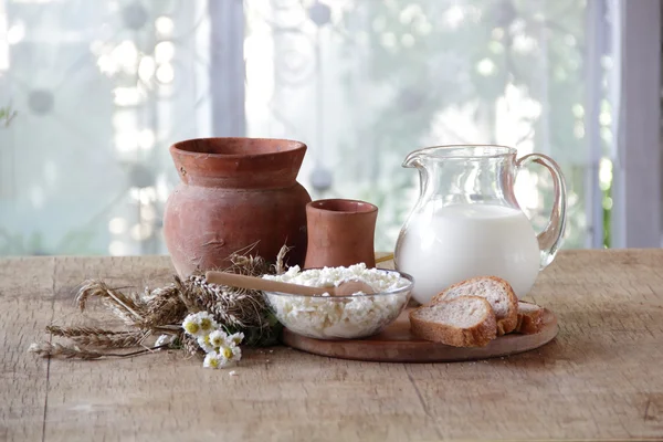 Şeffaf sürahi ve süzme peynir süt