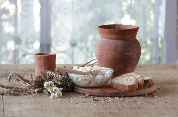 Bir kil sürahi ve süzme peynir süt