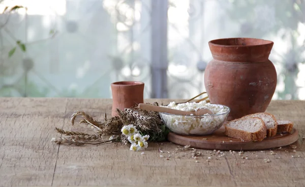 Bir kil sürahi ve süzme peynir süt