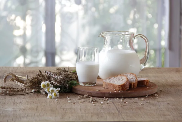 Şeffaf bir sürahi süt 