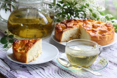 Çay ve pasta bir doldurma dan taze kayısı ile