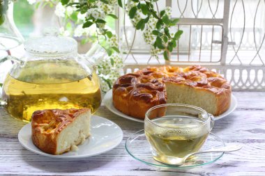 Çay ve pasta bir doldurma dan taze kayısı ile
