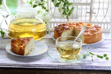 Çay ve pasta bir doldurma dan taze kayısı ile