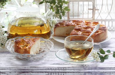 Kayısı ve bir tahta üzerinde şeffaf bir demlik çay pasta ta