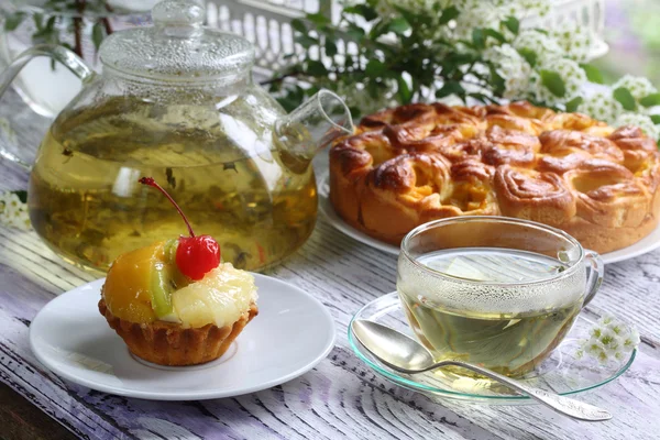 Tee, Kuchen und Torte mit einer Füllung aus frischen Aprikosen — Stockfoto