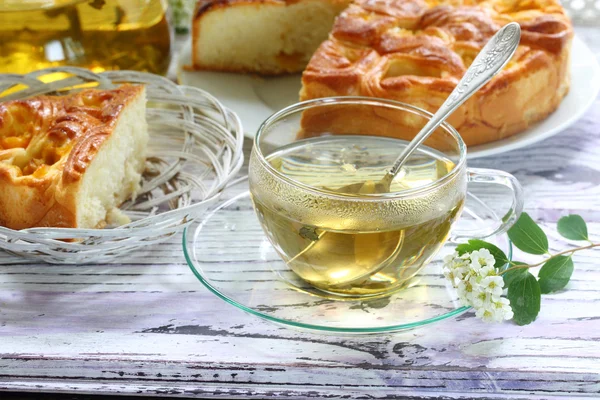 El té en la taza transparente y el pedazo de la torta con el relleno fr —  Fotos de Stock