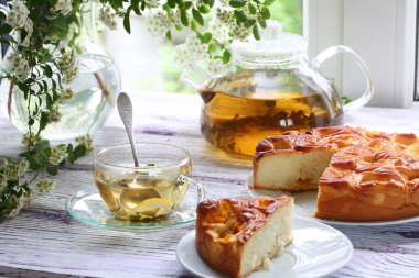 Dilim bir doldurma kayısı ve çay ile bir pasta