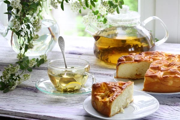 Stück Kuchen mit einer Füllung aus Aprikosen und Tee — Stockfoto