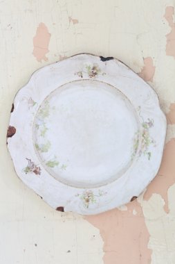 Soyulmuş bir masada eski plaka kapalı boya