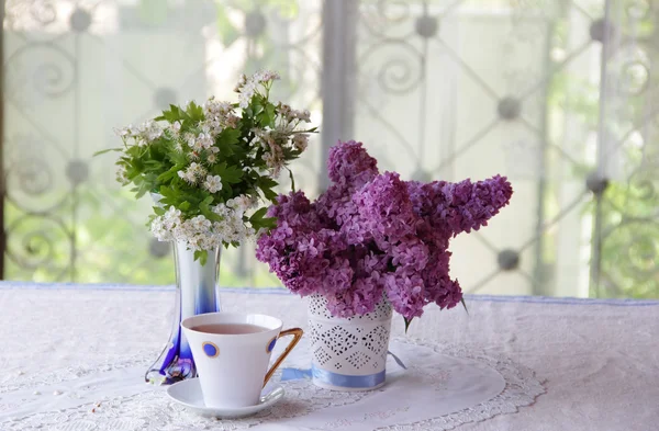 Bodegón con té y un ramo de lila — Foto de Stock