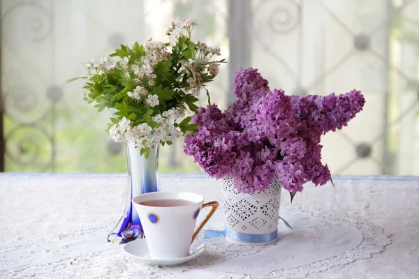 Bodegón con té y un ramo de lila — Foto de Stock