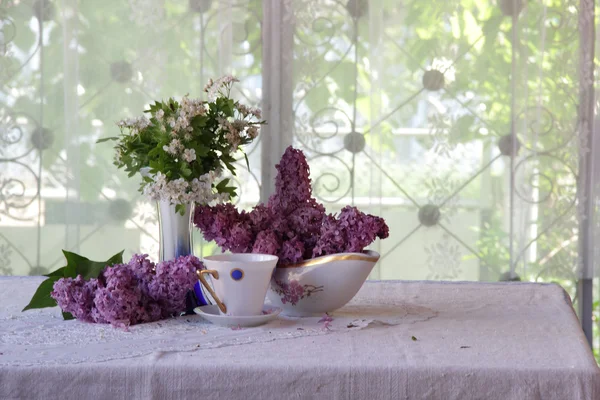 Bodegón con té y un ramo de lila — Foto de Stock