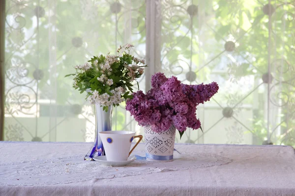 Bodegón con té y un ramo de lila — Foto de Stock