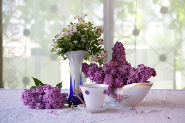 Bodegón con té y un ramo de lila — Foto de Stock