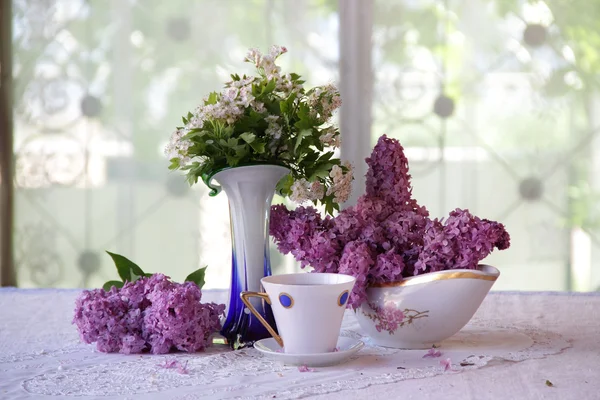 Stillleben über einen Flieder und eine Tasse Tee — Stockfoto