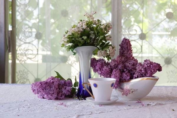 Bodegón sobre una lila y una taza de té — Foto de Stock