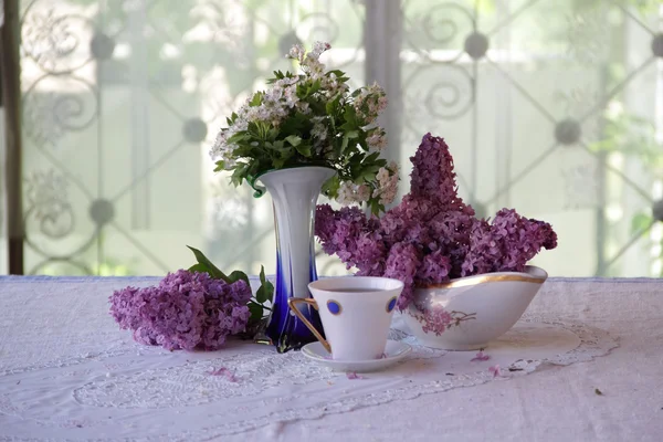 Bodegón sobre una lila y una taza de té — Foto de Stock