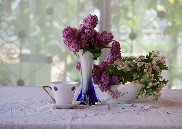 Bouquet von Flieder und Tee in einer schönen Tasse — Stockfoto