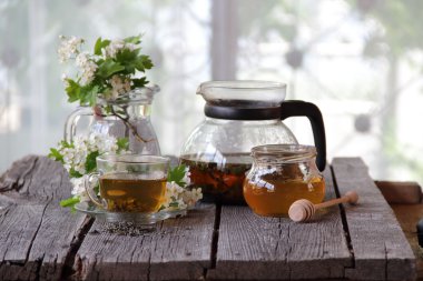 Tatlım bir cam kavanoz ve bir branc şeffaf bir fincan yeşil çay