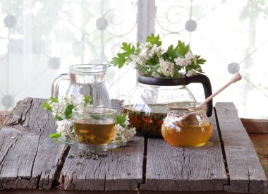 Yeşil çay bir cam bardak, bal ve bir çiçek açması haw Şubesi