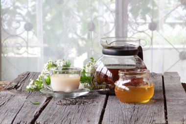Şeffaf bir fincan sütlü çay