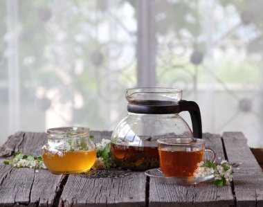 Çay ve bal ile natürmort