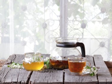 Çay ve bal ile natürmort