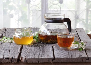 Çay ve bal ile natürmort