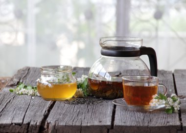 Çay ve bal ile natürmort