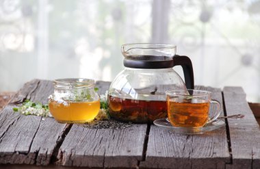Çay ve bal ile natürmort
