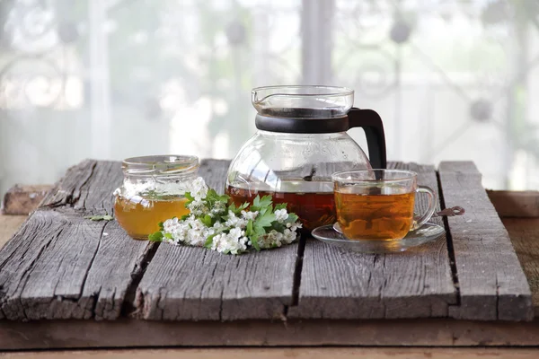 Натюрморт с чаем и медом — стоковое фото