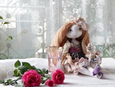 Bebek, gül, makas ve su ile bir vazo