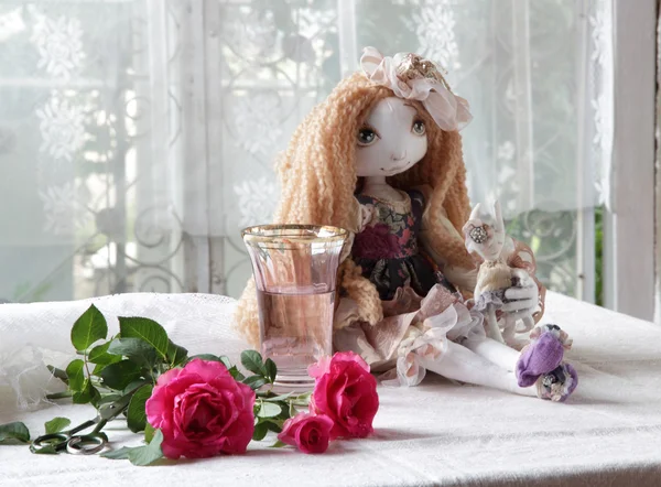 Boneca, rosas, tesouras e um vaso com água — Fotografia de Stock