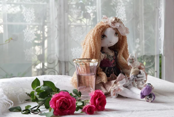 Boneca, rosas, tesouras e um vaso com água — Fotografia de Stock